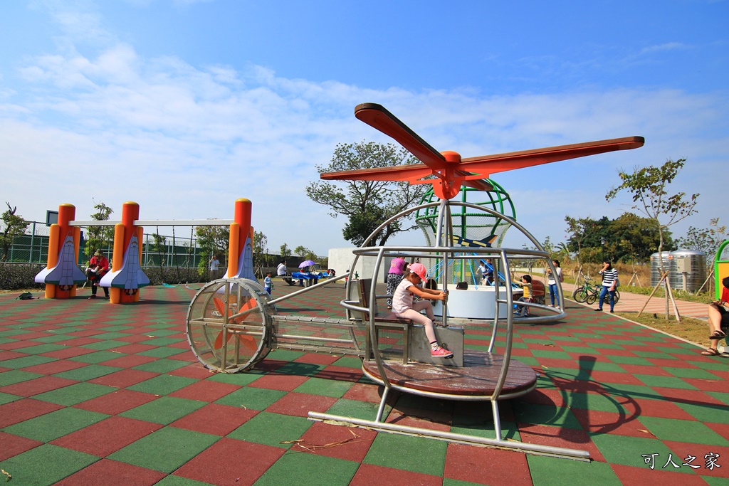 台南景點,台南玩沙,台南親子公園,大恩特色公園,戰鬥飛機旋轉遊樂設施、熱氣球彈跳床、氣球座椅、互動式直升機、太空梭盪鞦韆
